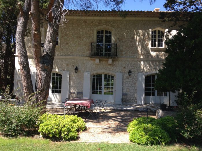 Terrasse bordée d'arbustes pour un jardin dans les Alpilles