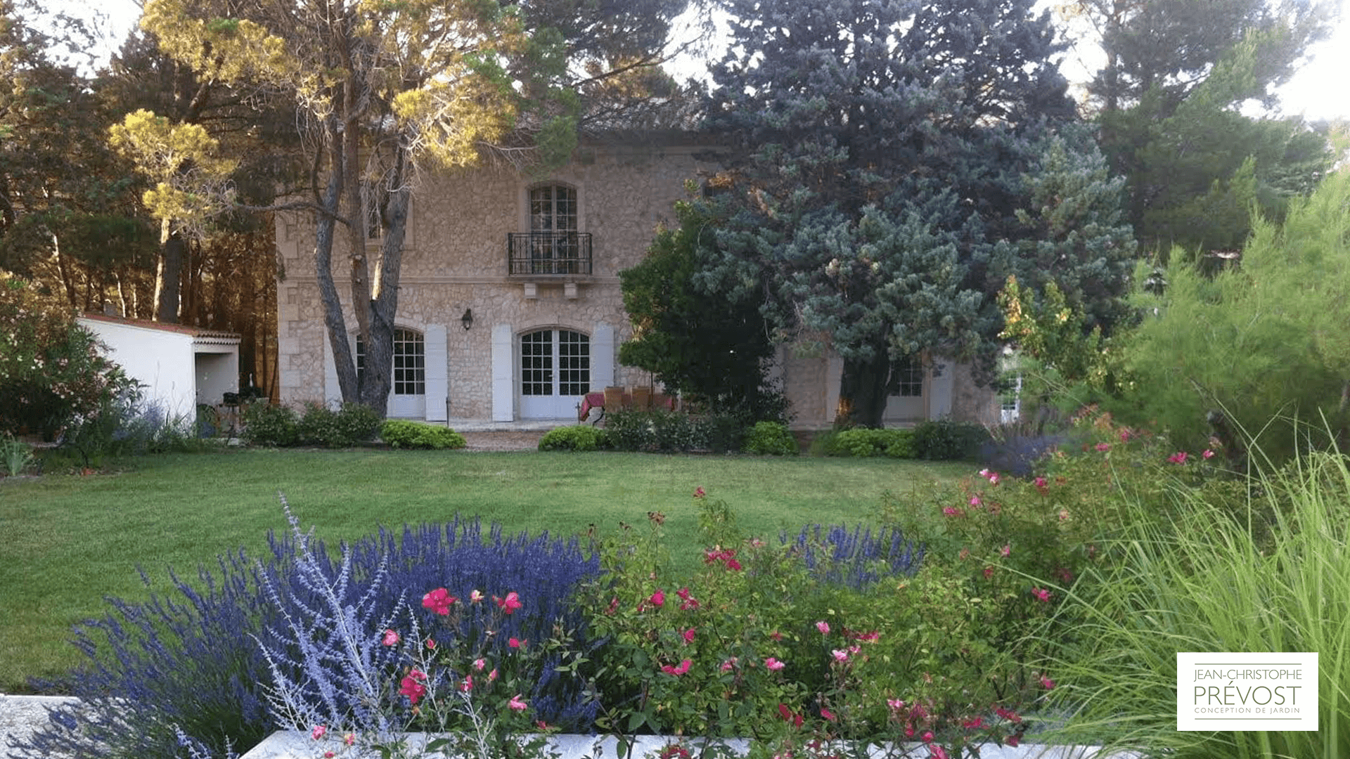 Jardin Alpilles avec une maison