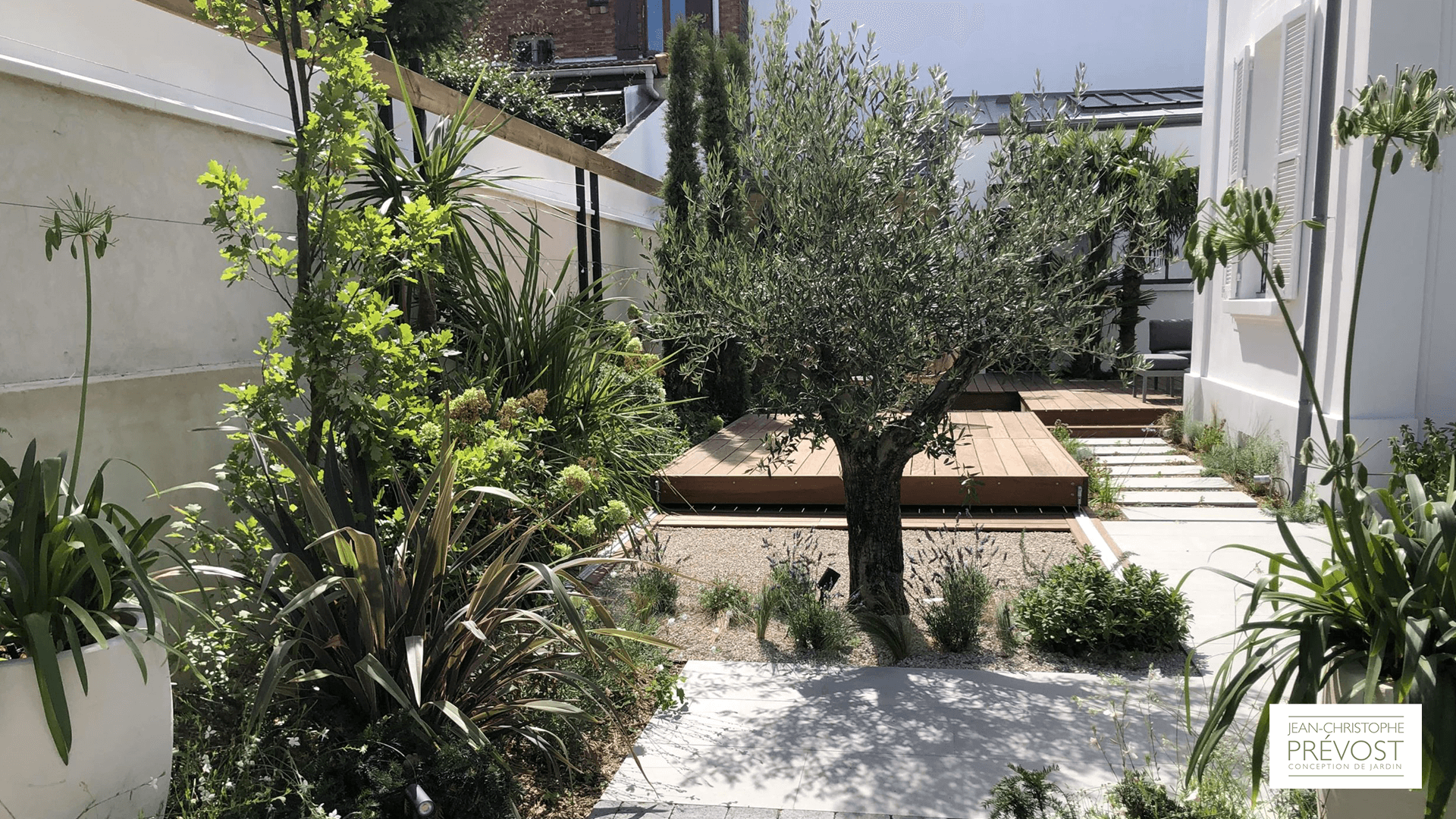 Jardin avec une ambiance ile de ré à Paris