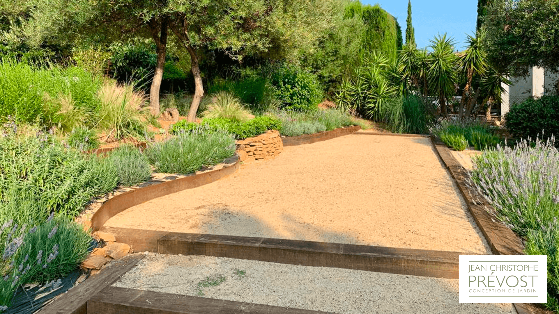 Jardin d'été Coasta Brava avec de la végétation