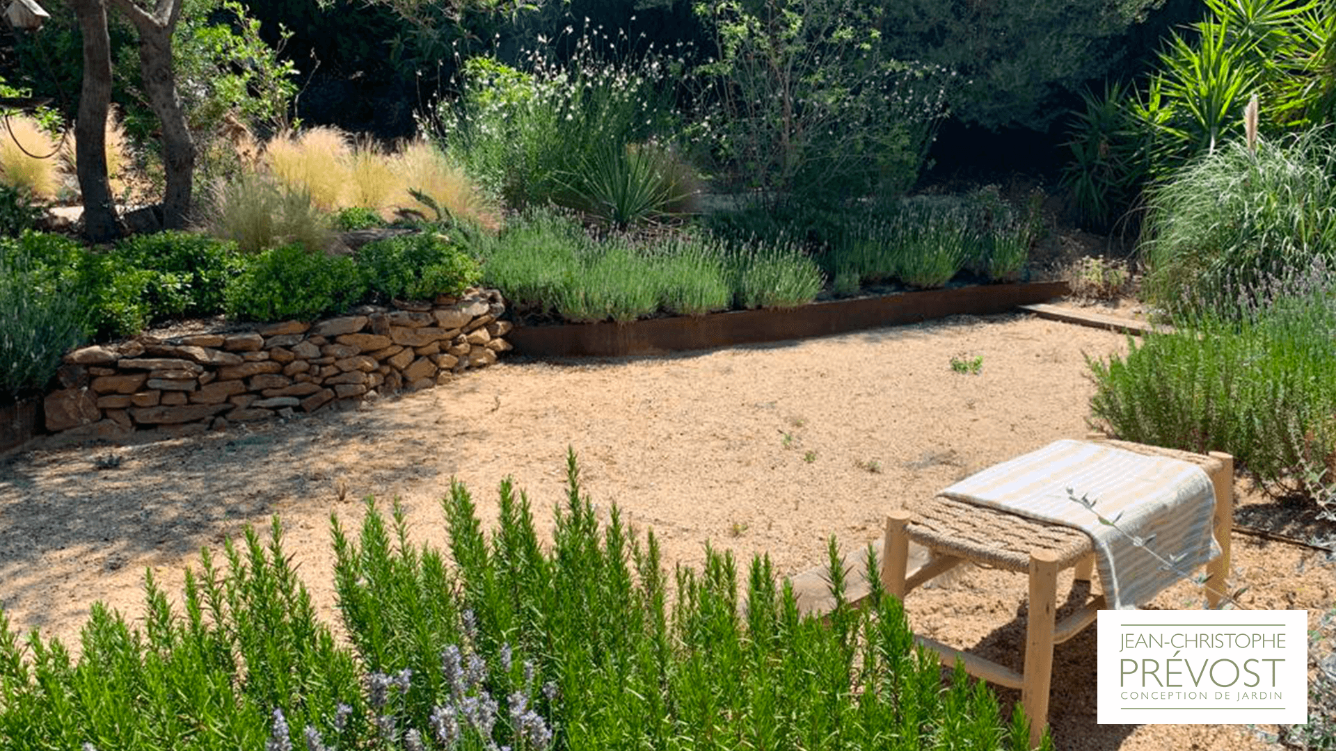 Jardin d'été Coasta Brava avec parterre en sable