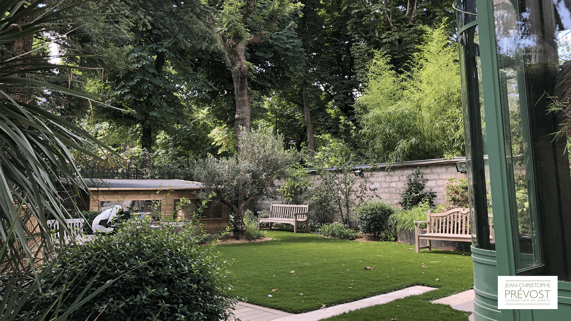 Jardin de ville d'une maison à Neuilly avec banc