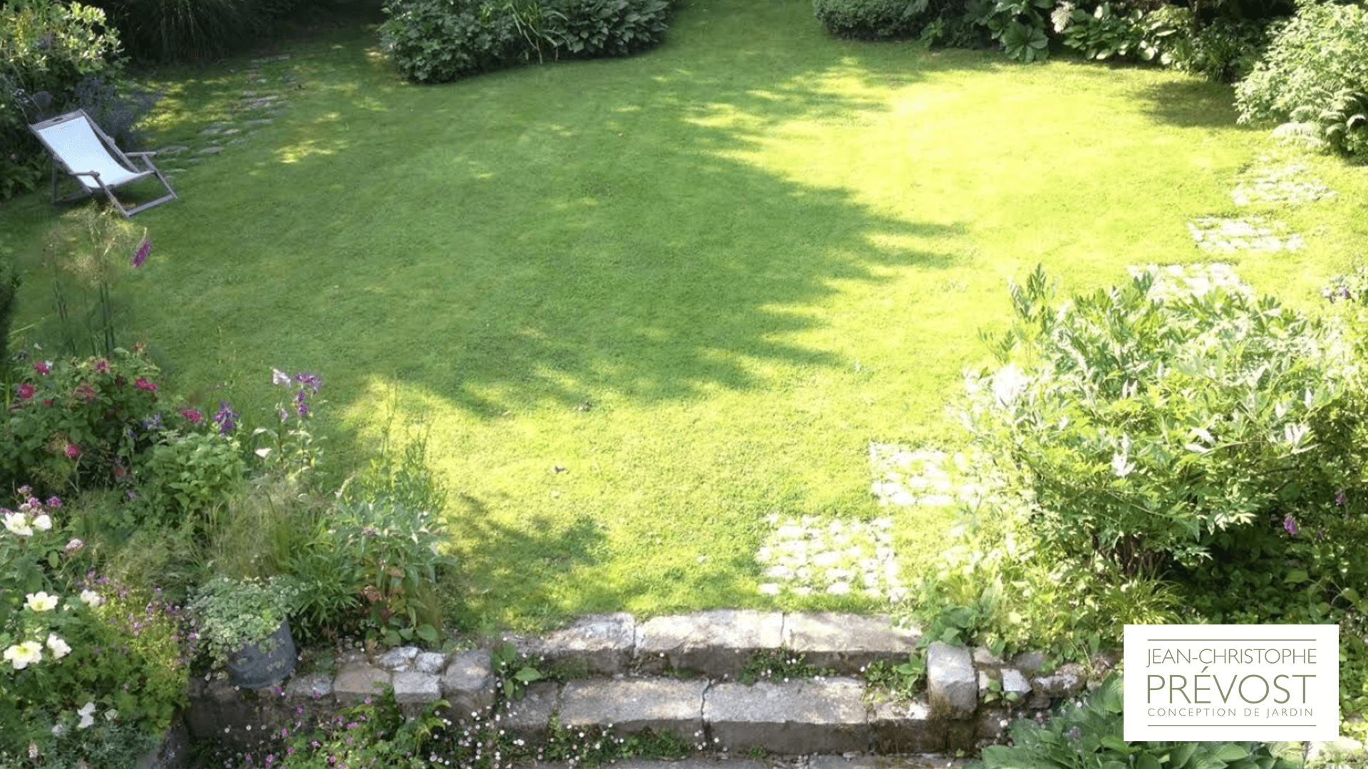 Jardin avec une belle pelouse