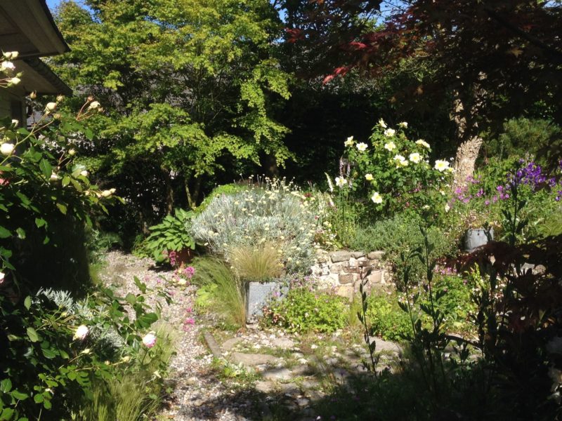 Utilisation de matériaux locaux pour les allées du jardin Normand