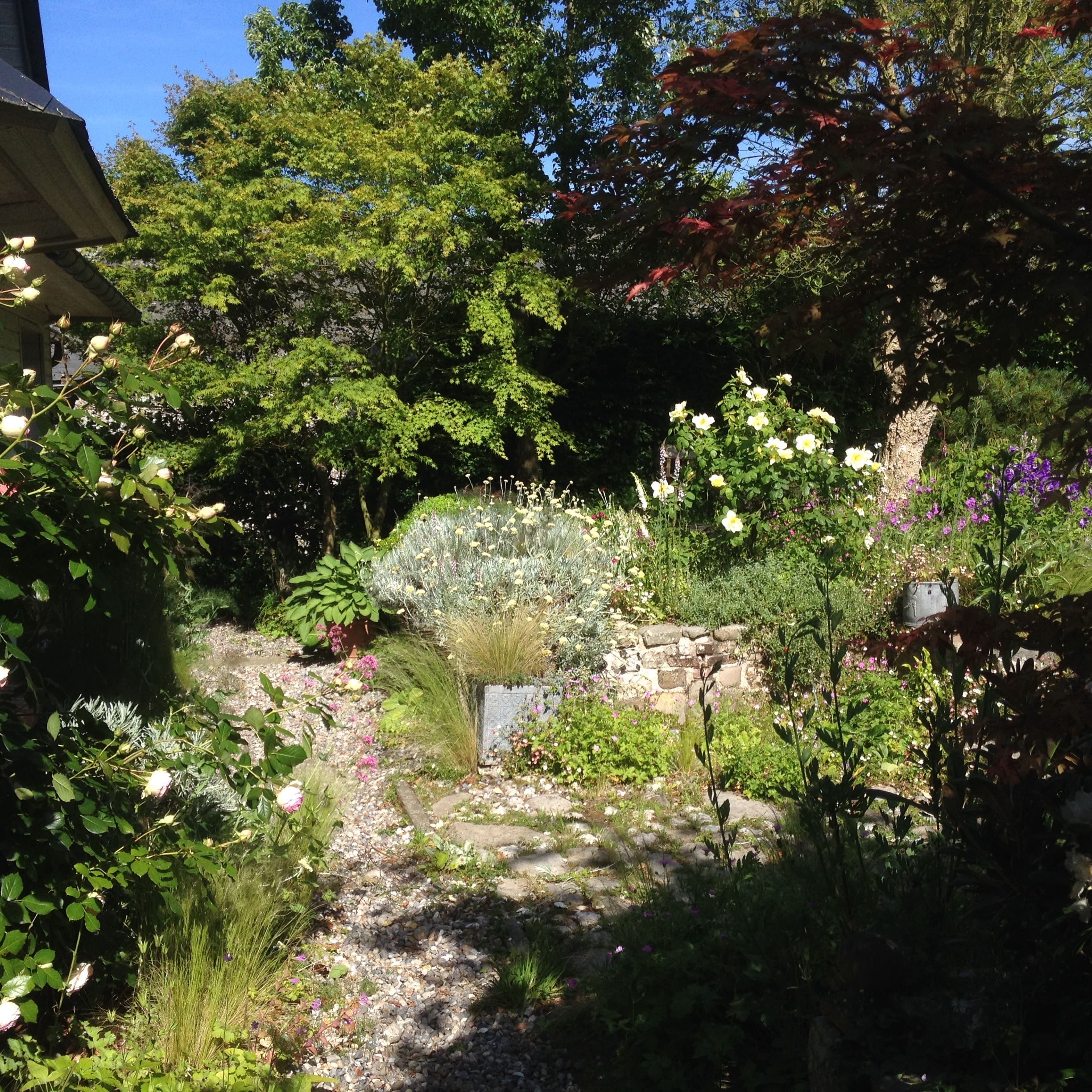 Utilisation de matériaux locaux pour les allées du jardin Normand