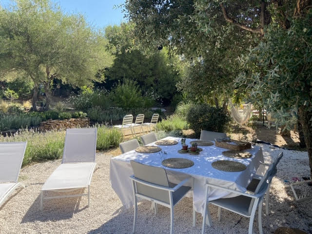 Intégration d'un terrasse dans le jardin sec sur la Costa Brava