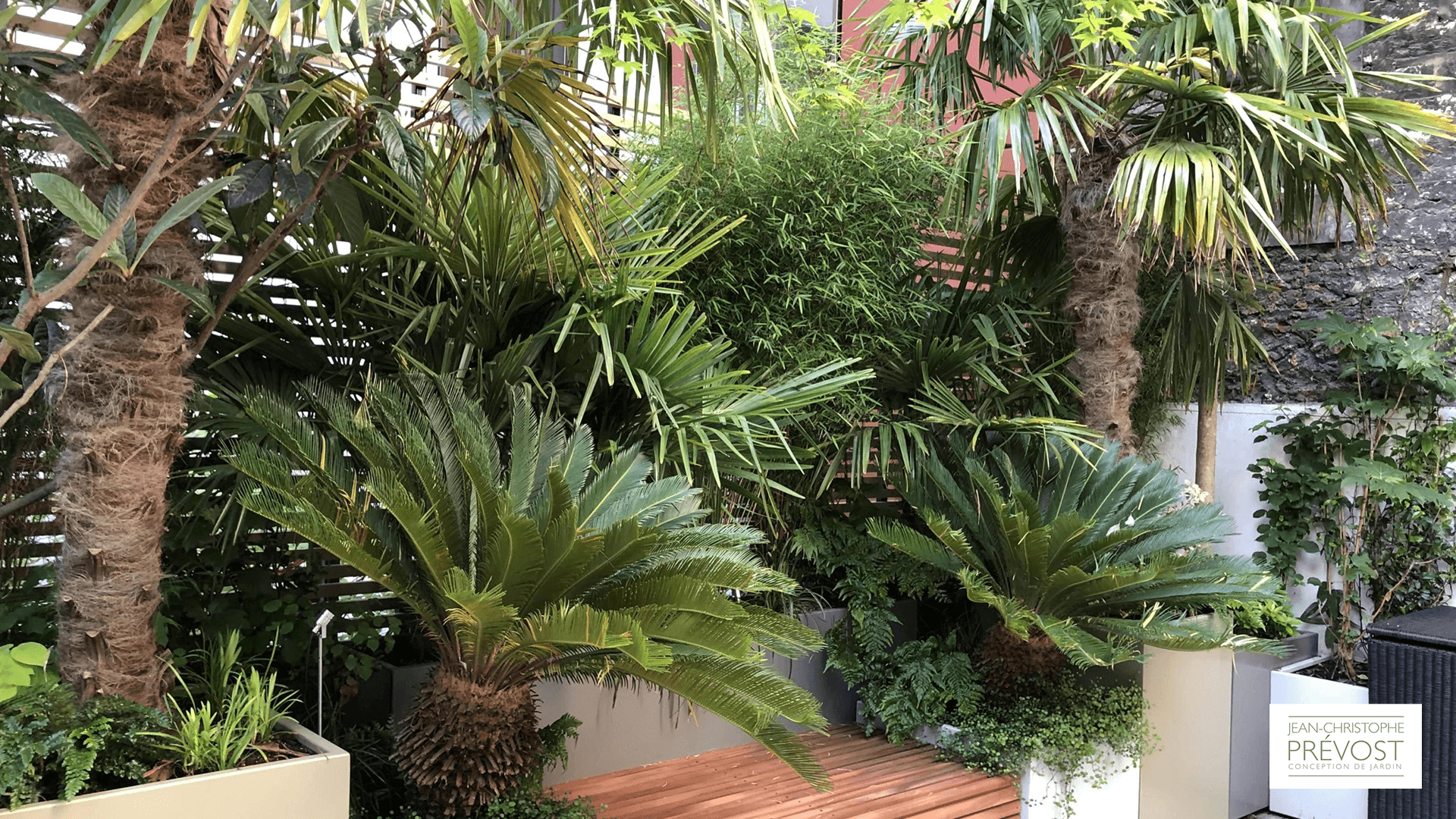 Banc en tasseaux de bois exotique pour une terrasse parisienne