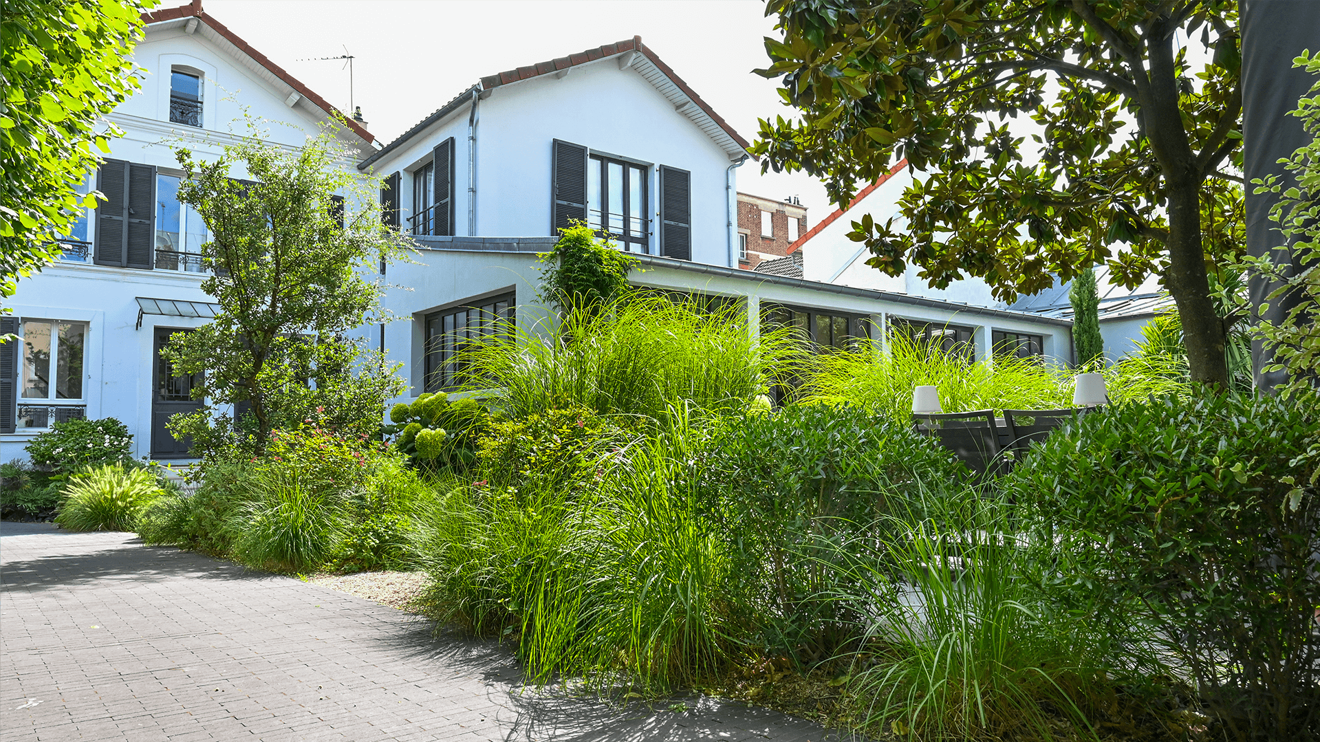 Jardin d'une belle maison à Colombes avec un jardin vert