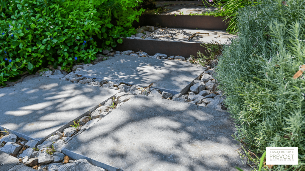 Passage d'un jardin en pierre avec des arbustes