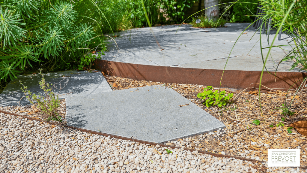 Passage en Pierre pour délimité l'entrée d'un espace jardin