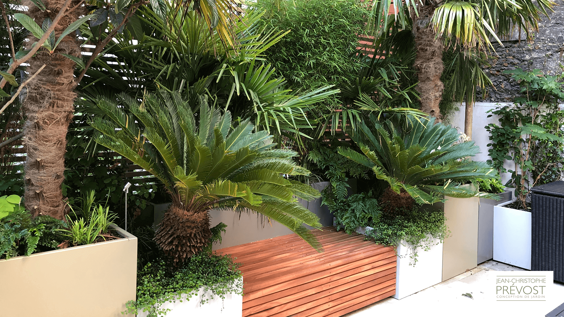 Composition florale avec un banc sur un terrasse de Puteaux